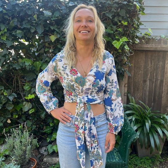 Zara Tops - Zara cropped floral blouse puff sleeve. Front tie. Size (S).